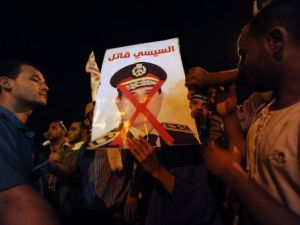 متظاهرون اسلاميون يحملون صورة للسيسي تتهمه بالمسؤولية عن مقتل انصار مرسي