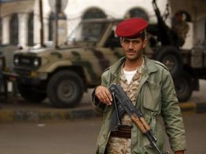 جندي عند نقطة تفتيش في صنعاء
