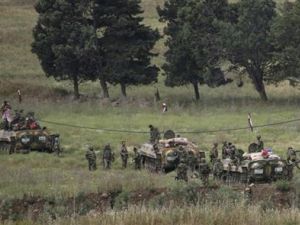 جنود سوريون في قرية على الحدود مع لبنان
