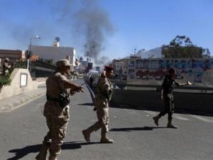 جنود في الطريق إلى وزارة الدفاع في صنعاء
