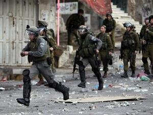 جنود اسرائيليون يهاجمون متظاهرين فلسطينيين يرشقوهم بالحجارة أثناء اشتباكات في الخليل بالضفة الغربية
