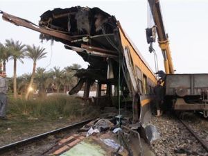 بقايا عربة القطار المنكوب في البدرشين غربي القاهرة يوم الثلاثاء