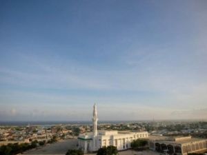 مقر البرلمان الصومالي (يمين) في مقديشو 