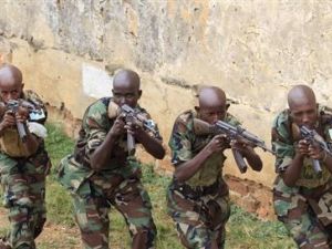 جنود صوماليون يتدربون على يد خبراء من الاتحاد الاوروبي في معسكر على بعد 368 كيلومترا غربي العاصمة الاوغندية كمبالا
