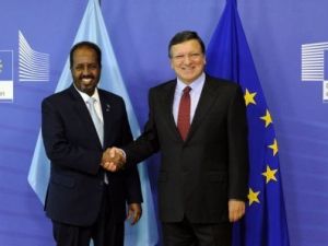مصافحة بين رئيس المفوضية الاوروبية جوزيه مانويل باروزو والرئيس الصومالي حسن شيخ محمود