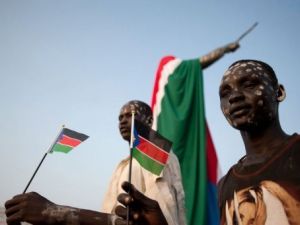 سودانيون من الجنوب يلوحون بعلمهم بعد اعلان الاستقلال

