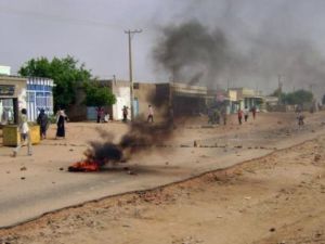 اطارات تشتعل خلال احتجاجات على ارتفاع الاسعار في نيالا بولاية جنوب دارفور
