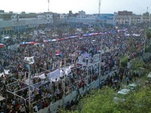 يمنيون يتظاهرون في عدن للمطالبة باستعادة الاستقلال عن الشمال في 21 ايار/مايو 2013
