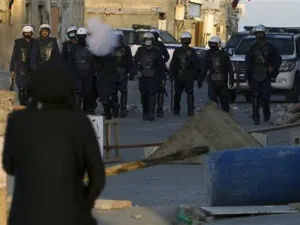 شرطة تطلق قنابل غاز خلال اشتباكات مع محتجين في جنوب شرقي المنام
