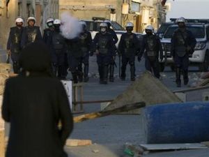 شرطة تطلق قنابل غاز خلال اشتباكات مع محتجين في جنوب شرقي المنام
