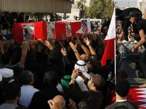 مشيعون يرفعون نعش الطفل سيد هاشم في قرية سترة الشيعية جنوبي المنامة
