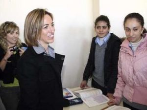 زيرة الدفاع الاسبانية كارمي تشاكون خلال زيارتها مدرسة في القليعة بجنوب لبنان