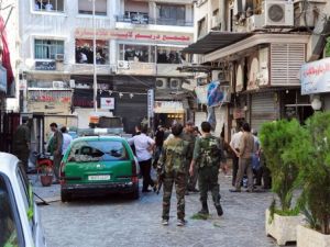 جنود سوريون يقفون قرب موقع احد الانفجارين