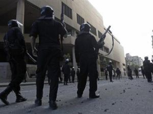 أفراد من الشرطة المصرية أثناء اشتباكات مع متظاهرين مناوئين لمرسي في القاهرة