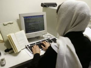 امراة ايرانية امام جهاز حاسوب