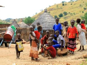 اطفال سودانيون تجمعوا قرب خيمهم في كادقلي في المنطقة الحدودية المضطربة في جنوب كردفان 
