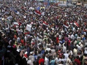 ارشيف/ متظاهرون في مدينة السويس