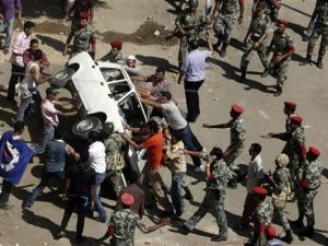 الشرطة العسكرية تحاول السيطرة على محتجين غاضبين في مدينة السويس المصرية 
