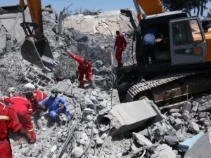 صورة التقطت خلال جولة تحت اشراف السلطات لعمال اغاثة يتفقدون حطام مبان في صرمان غرب طرابلس