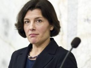 وزيرة الدفاع السويدية كرين انستروم