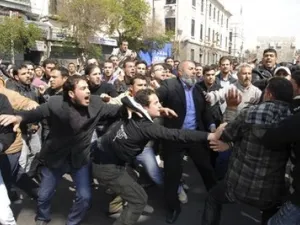 مؤيدون ومناهضون للنظام يشتبكون في دمشق عقب صلاة الجمعة
