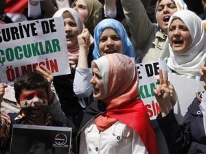 اطفال سوريون يحتجون على نظام الرئيس السوري بشار الاسد قرب القنصلية السورية في اسطنبول
