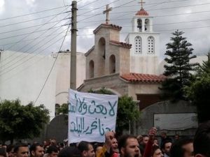 متظاهرون في بانياس المحاصرة