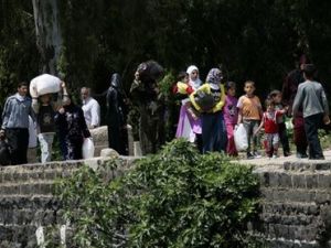 سوريون ينزحون الى لبنان هربا من العنف