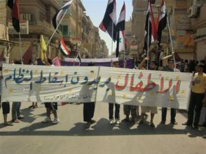 سوريون يرفعون لافتة تطالبة باسقاط النظام السوري في دير الزور شرق سوريا 