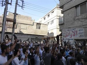 متظاهرون يحتجون ضد الرئيس السوري بشار الاسد في سوريا 