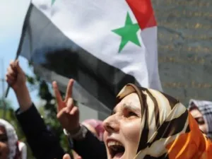 نسوة يشاركن في تظاهرة ضد النظام السوري امام القنصلية السورية في اسطنبول 
