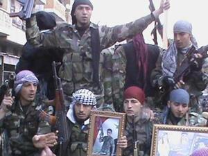 اعضاء في الجيش السوري الحر الذي يضم جنودا منشقين عن الجيش السوري يتظاهرون في معرة النعمان قرب ادلب بشمال سوريا 
