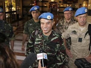 العقيد المغربي احمد حميش (في الوسط) يتحدث لوسائل الاعلام في دمشق 