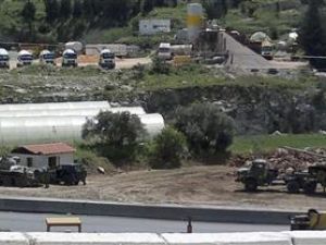 جنود إلى جوار دبابات سورية في مدينة بانياس 