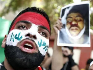 متظاهر يردد هتافات مناهضة لحكومة دمشق امام السفارة السورية بالقاهرة يوم الثلاثاء
