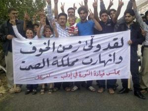 محتجون ضد الرئيس السوري بشار الاسد في منطقة كفر نبل
