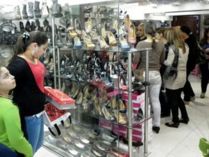 نساء سوريات يتسوقن في محل للاحذية في دمشق
