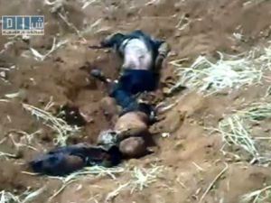 صورة من تسجيل فيديو تظهر جثتين في ما قال نشطاء انها مقبرة جماعية في درعا.