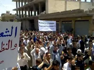 لقطة من فيديو بثه ناشطون على موقع يوتيوب لتظاهرة ضد النظام السوري
