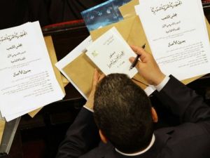 ائب منتخب حديثا يحمل الدستور الجديد خلال اول جلسة للبرلمان الجديد  
