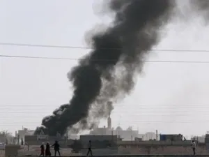 سكان رأس العين يفرون بينما تتصاعد أعمدة الدخان جراء قصف طائرات الجيش السوري للبلدة الواقعة على الحدود مع تركيا
