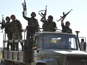 جنود يرددون هنافات مؤيدة للاسد وهم يعتلون شاحنة عسكرية في حماة