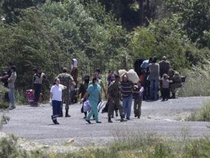 اشخاص يعبرون الحدود إلى تركيا 
