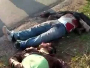لقطة من فيديو بثه ناشطون على موقع يوتيوب لجثتي شخصين قتلا بحسب الفيديو على ايدي قوات الامن السورية بين سرمين وادلب 
