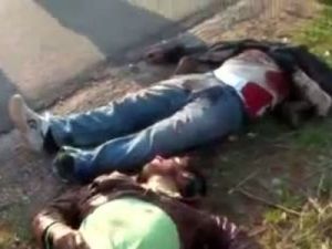 لقطة من فيديو بثه ناشطون على موقع يوتيوب لجثتي شخصين قتلا بحسب الفيديو على ايدي قوات الامن السورية بين سرمين وادلب 
