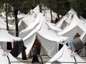 خيم لاجئين في بلدة يايلاداجي التركية على الحدود مع سوريا