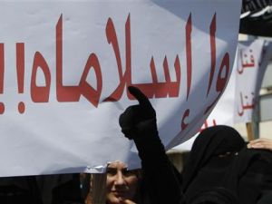 لبنانيات ينتمين للجماعة الاسلامية السنية يرفعن لافتات ويرددن هتافات ضد الرئيس السوري بشار الاسد 
