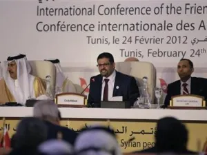 وزير الخارجية التونسي رفيق عبدالسلام (في المنتصف) يلقي كلمته في مؤتمر اصدقاء سوريا في تونس 
