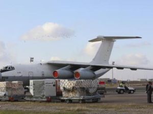 عمال في مطار اربيل يضعون مواد إغاثة من الأمم المتحدة على متن طائرة متجهة الى سوريا
