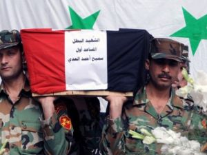 جنازة جندي سوري امام مستشفى تشرين العسكري في دمشق
